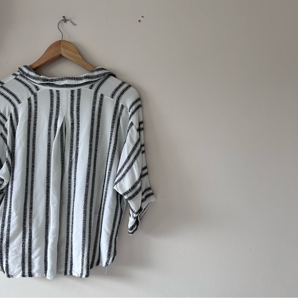 silence + noise | Cropped Button-Down Collared Blouse - Picture 3 of 4